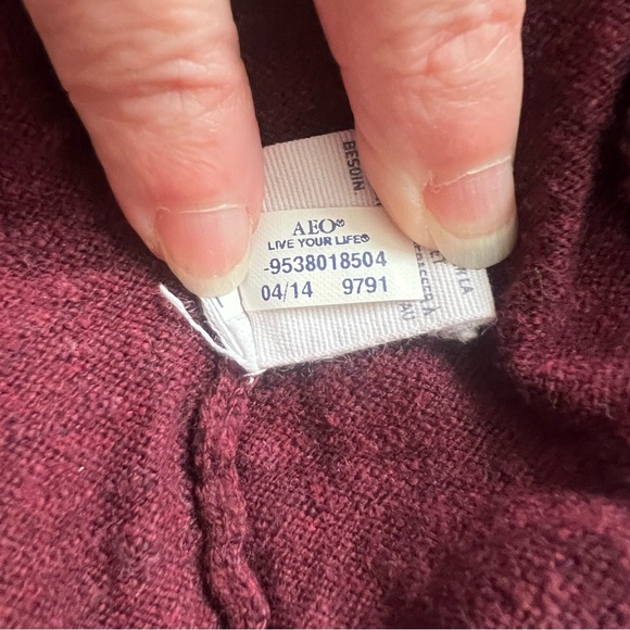American Eagle Outfitters Burgundy V-Neck Sweater - Men’s Size S - Picture 10 of 11